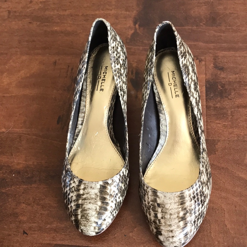 Michelle D Shoe exotic trim heeled in size 7 1/2.